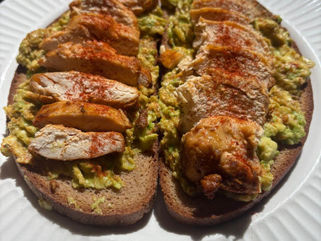 Repas de la flemme, Toast avocat poulet (de la veille)