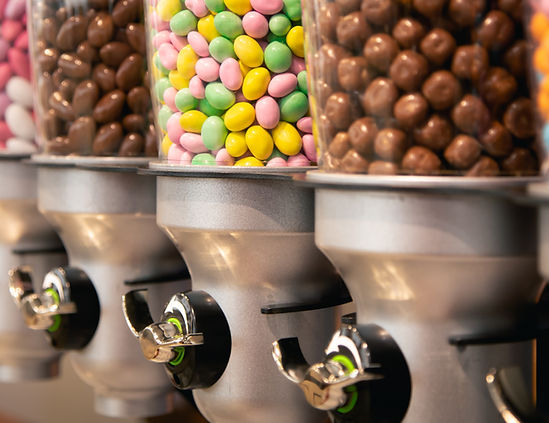 caramelos-brillantes-en-contenedores-por