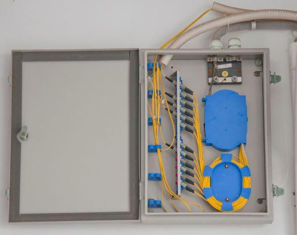 fiber optic cable connection cabinet, we literally have hundreds of these all over the southeastern ma, plymouth ma, yarmouth, ma, harwich, ma, Orleans MA, brewster, MA, Wellfleet, MA