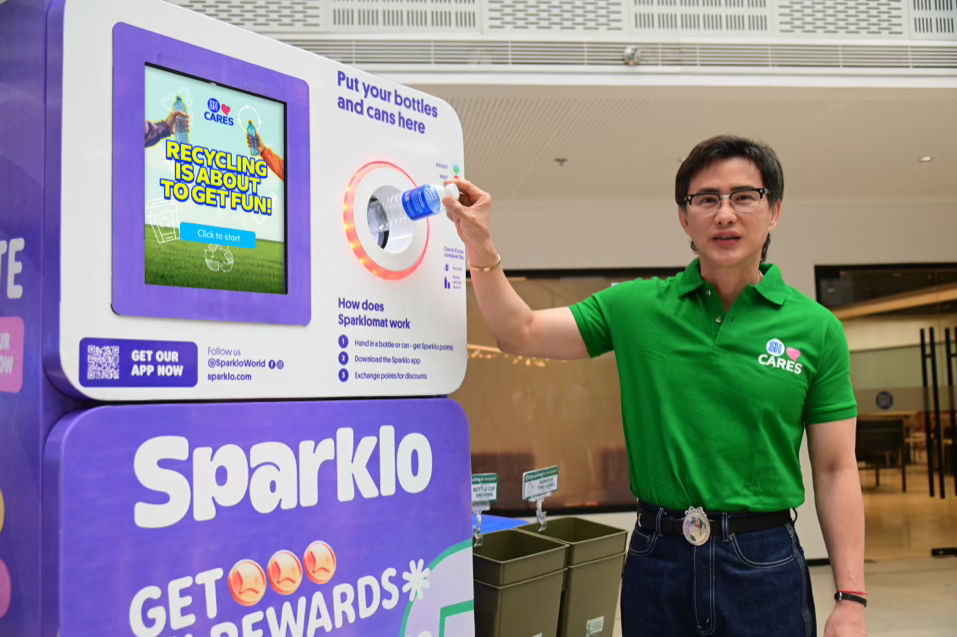 SM Supermalls President Steven Tan tests the Sparklo reverse vending machine, underscoring SM’s commitment to empowering communities to build everyday recycling habits.