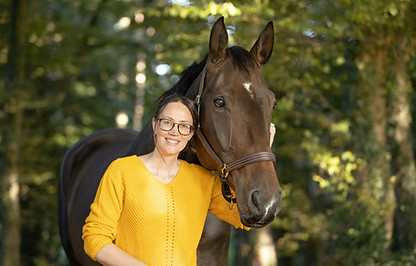 Texterin Maite Dorrio mit Pferd im Wald