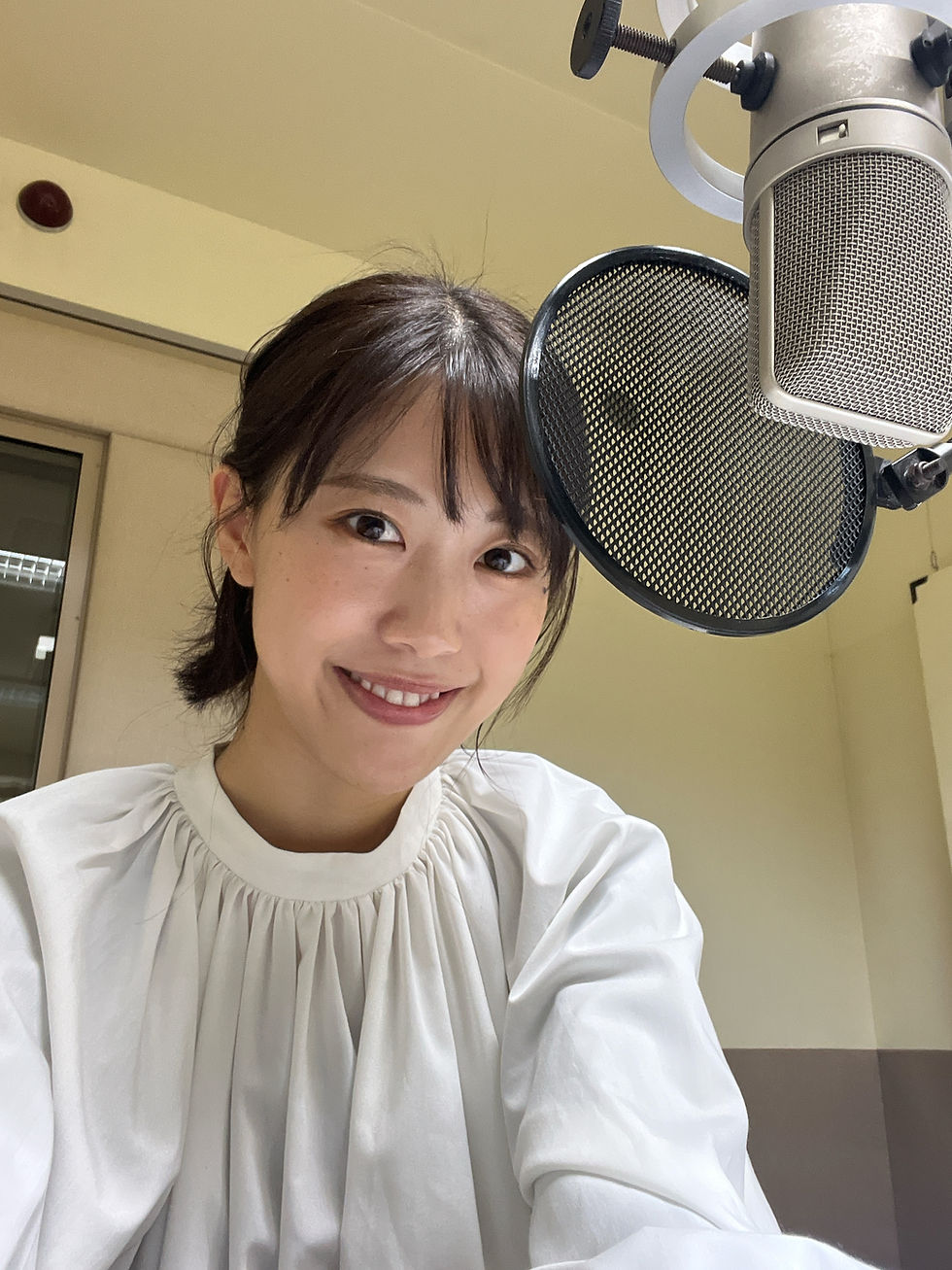 ナレーションをしている様子の亀蔦なごみ