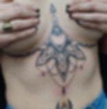 Tatouage féminin ornemental - Sternum