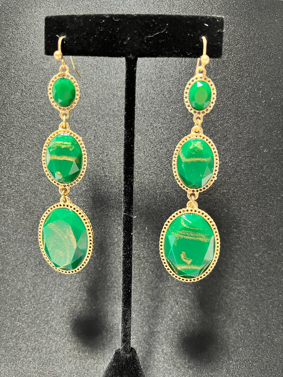 Thumbnail: Golden green emerald earring 