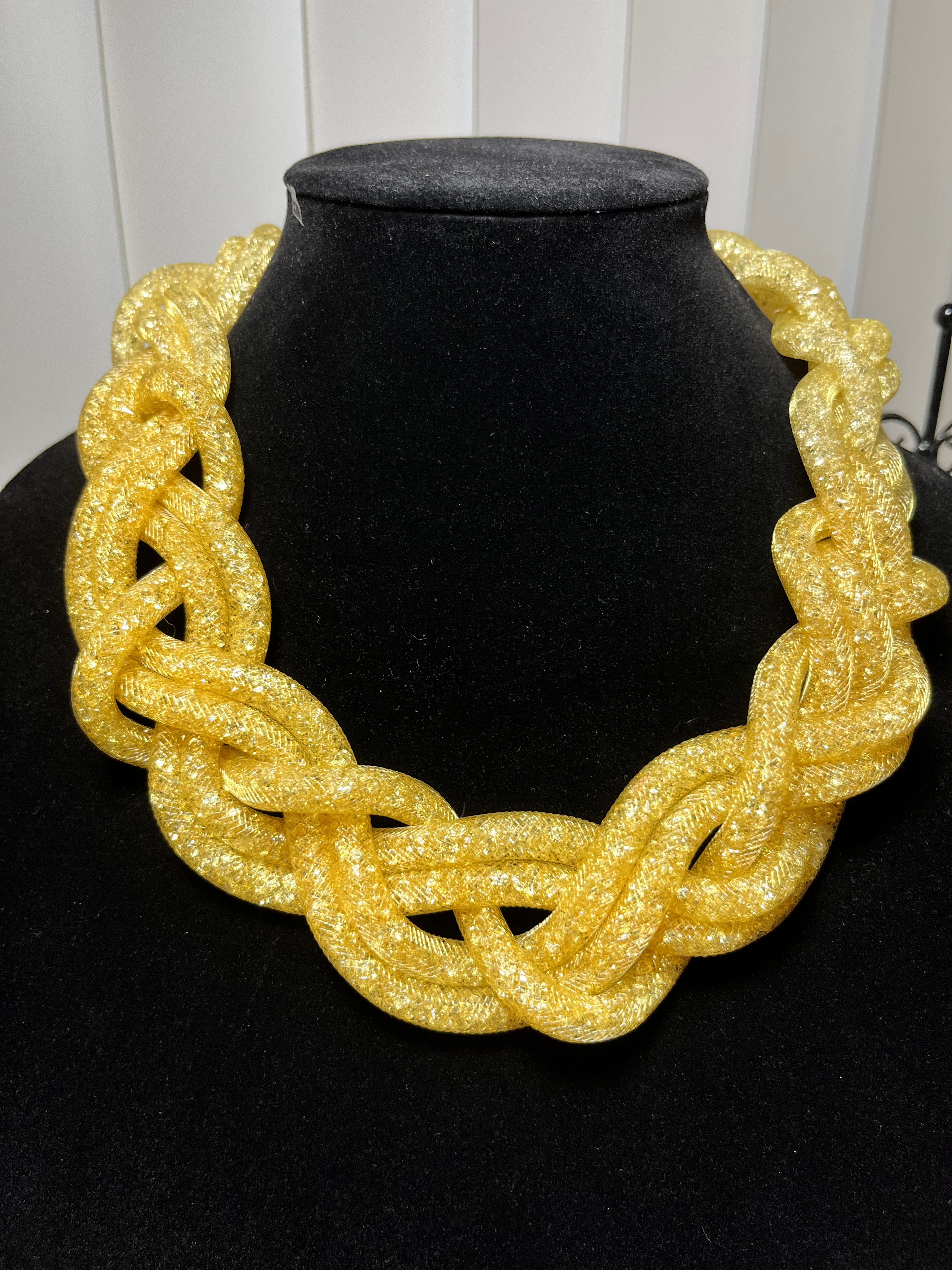 Collar corto divertido 