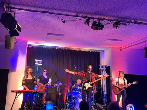 Achterbahnfahrt der Gefühle: INDEED geben “Wohnzimmerkonzert” in der CDKaserne