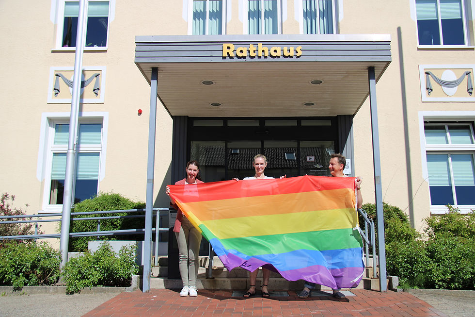 Regenbogenflagge vorm Berger Rathaus: