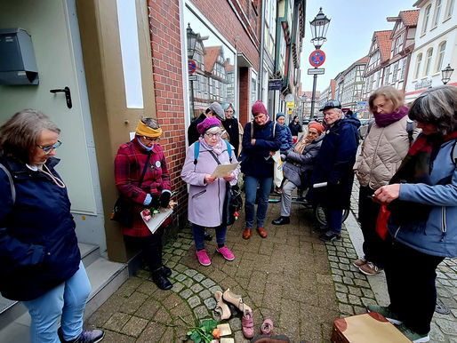 Im Gedenken an die Reichsprogromnacht - Celler OMAS putzen Stolpersteine