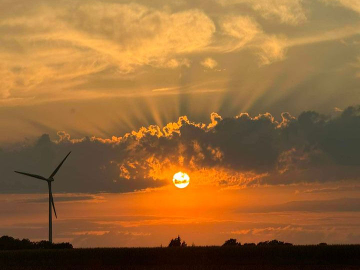 Der Sommer neigt sich dem Ende zu: CH-Leser Robin Apelt hat einen der letzten Sommer-Sonnenuntergänge in Hermannsburg festgehalten.