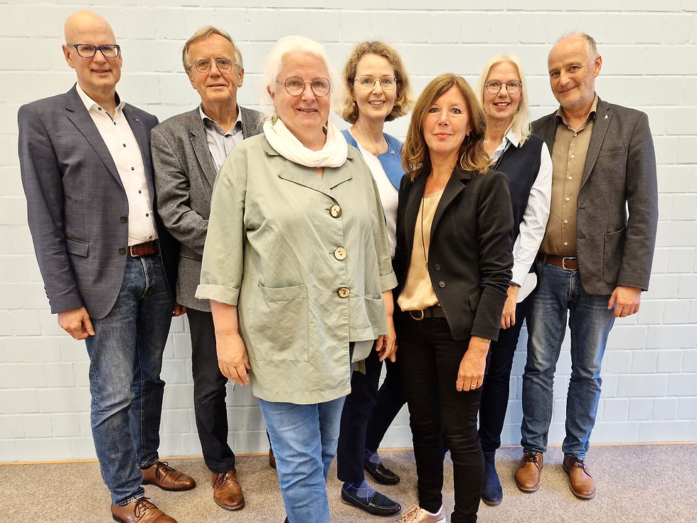 Das Vorstandsteam des Onkologischen Forums: Gerd Zeppei, Dr. Gerd Molsen, Martina Lütkehölter, Dr. Cathérine Hollerbach, Heike Otto, Sandra Wiedemeier, Dr. jur. Volker Witte. Foto: OFC