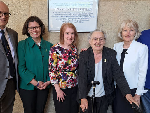 75 Jahre Ende der Berlinblockade in Tempelhof: Faßberger zu Besuch in Berlin