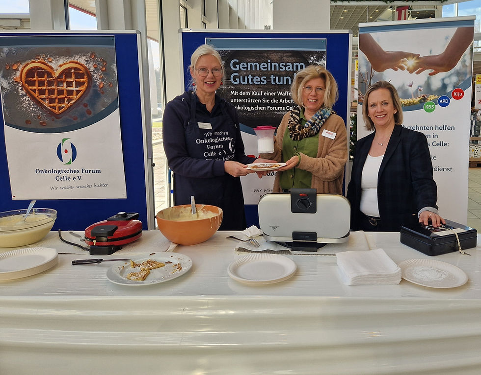 v.l.n.r Sandra Wiedemeier (Vorstand Onkologisches Forum), Susanne Schreiber (Verkaufsleitung EG Möbel Wallach) und Liane von Hoff (Geschäftsführerin Onkologisches Forum) beim Start der Aktion. Foto: Onkoforum