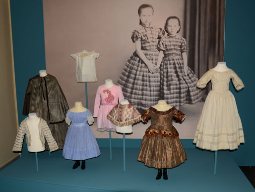 Museums-Melange fragt nach den Unterschieden in der Kleidung von Kindern und Erwachsenen