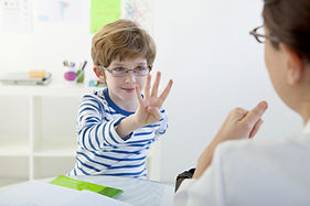 Kind in der Logopädie
