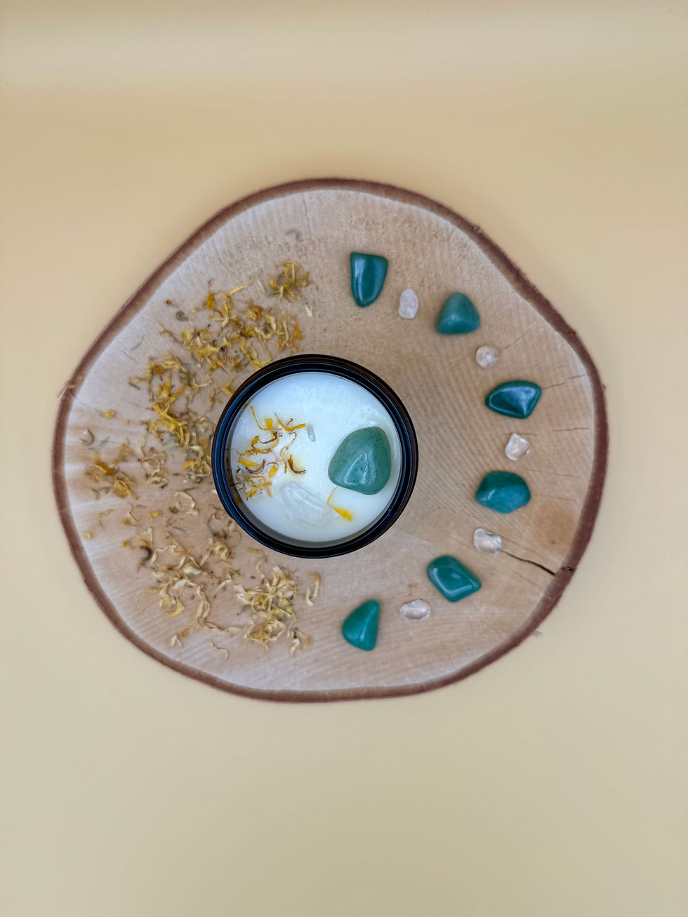 handgemachte Sternzeichenkerze Löwe mit Aventurin, Bergkristall, Ringelblume, astrologisches achtsames Geschenk