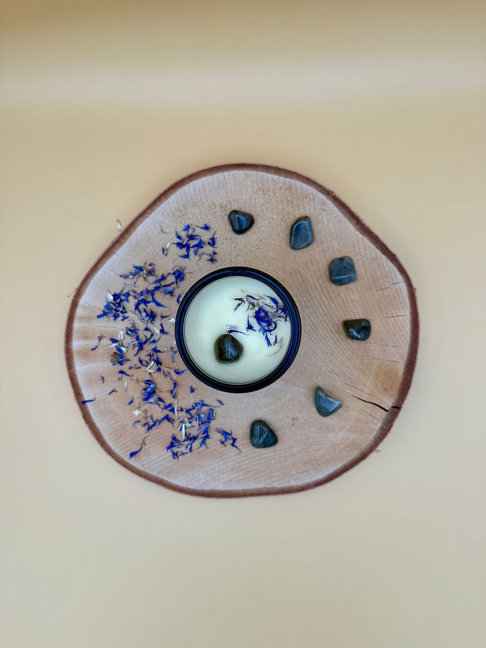 handgemachte Duftkerze Inspiration im Braunglas mit Kristall Labradorit, Blutorangenduft, Kornblumenblüten achtsames Geschenk
