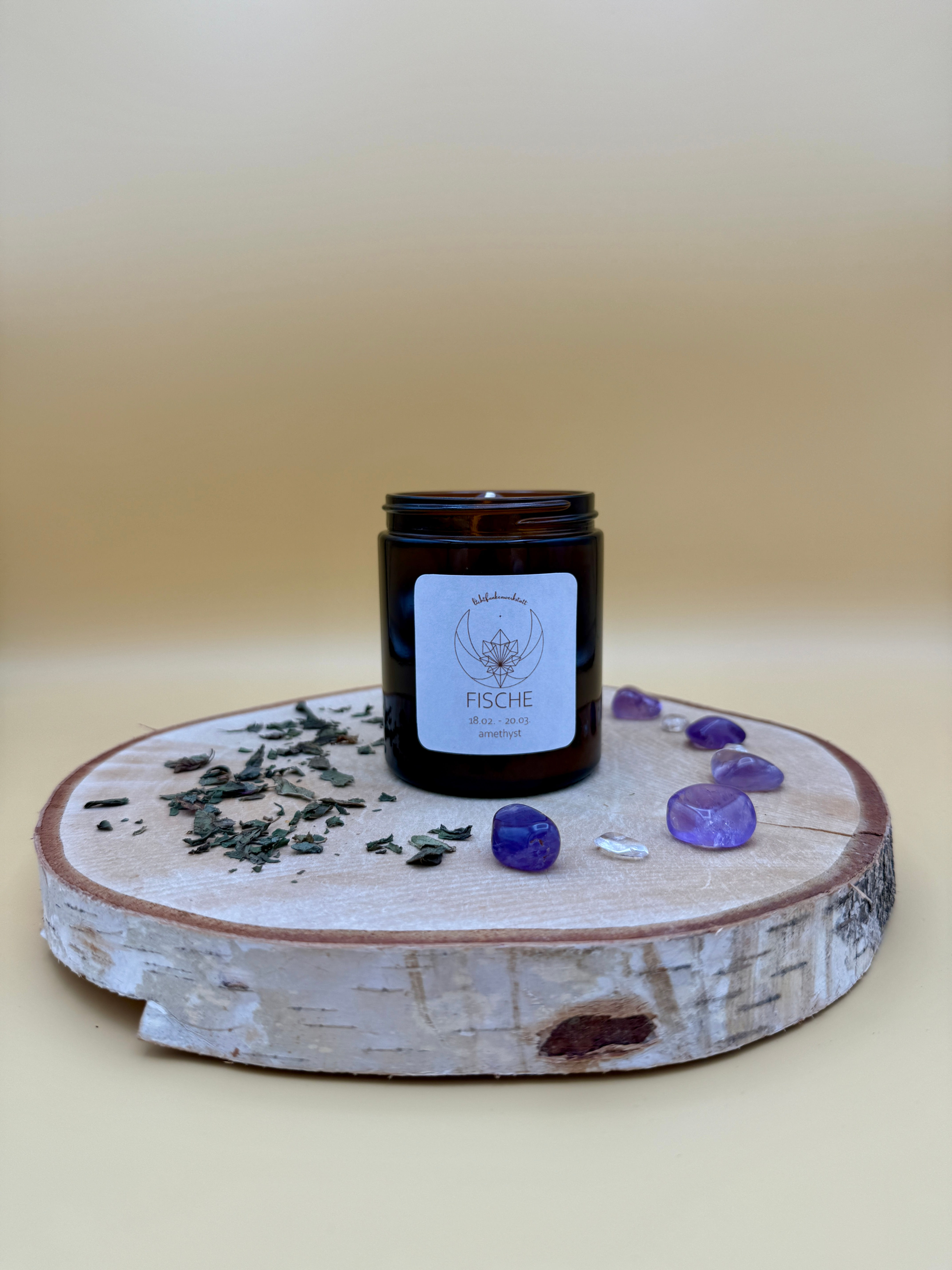 handgemachte Sternzeichenkerze Fische mit Amethyst, Bergkristall, Pfefferminzblätter, astrologisches achtsames Geschenk