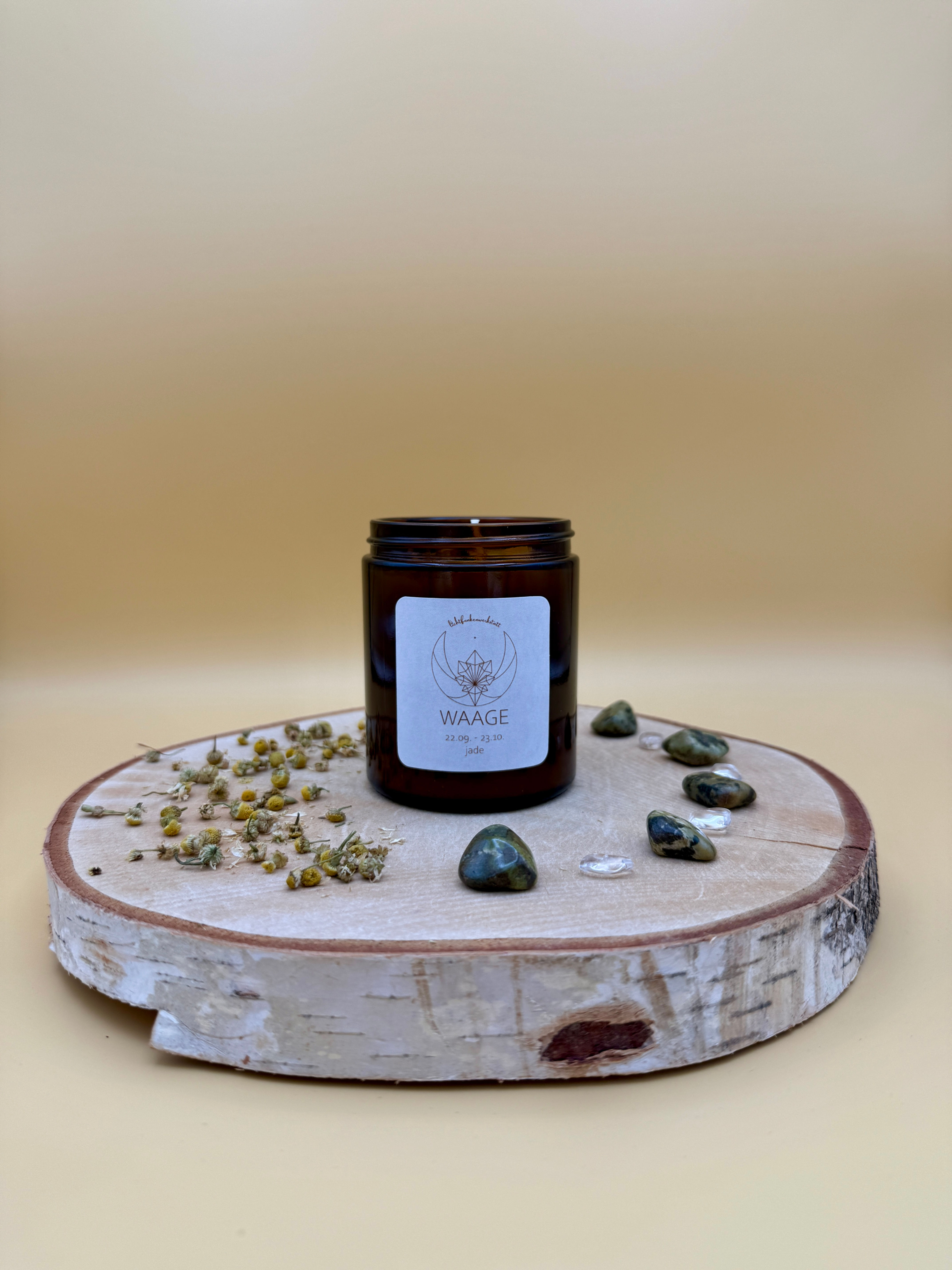 handgemachte Sternzeichenkerze Waage mit Jade, Bergkristall, Kamille, astrologisches achtsames Geschenk