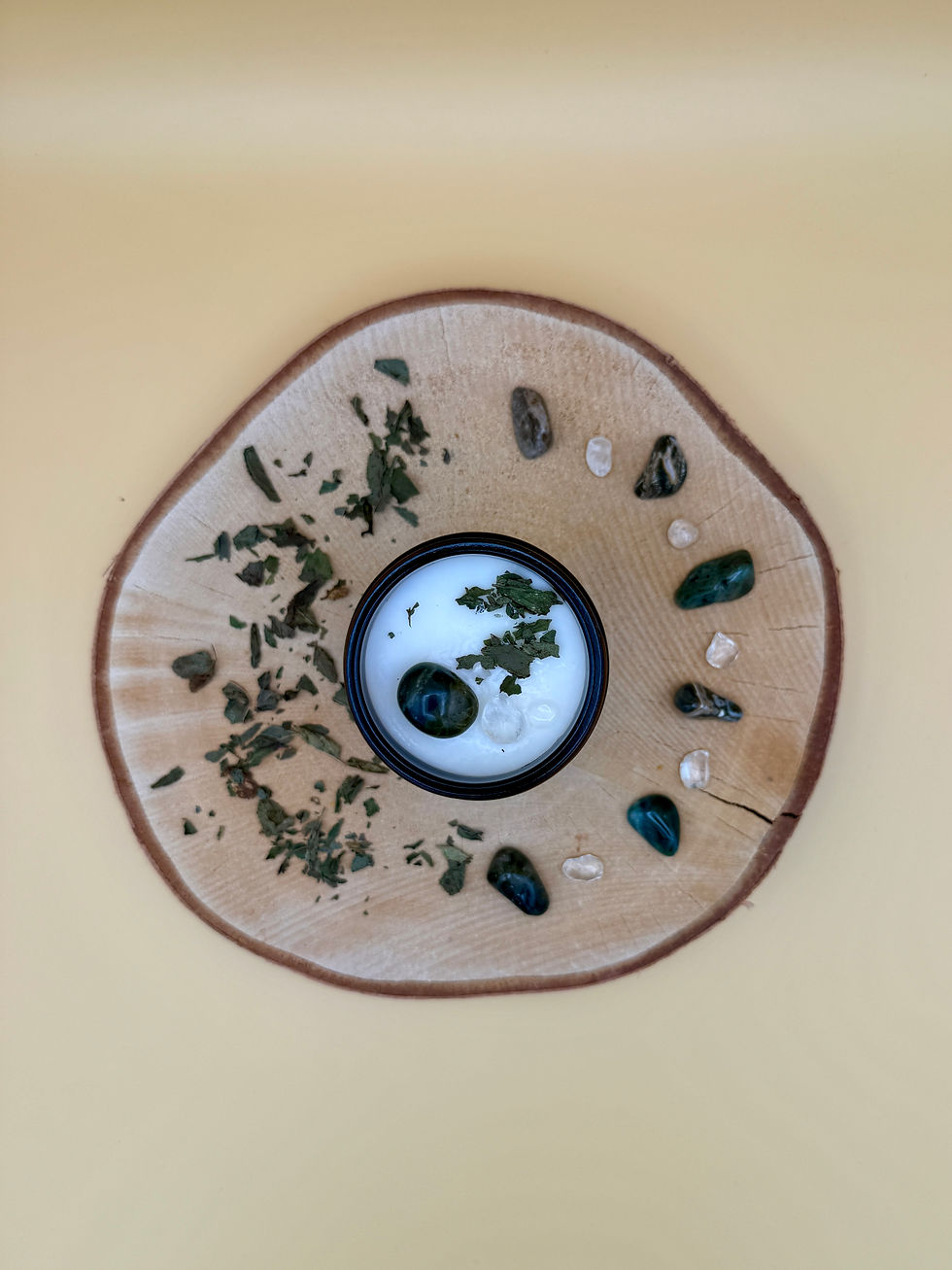 handgemachte Sternzeichenkerze Krebs mit Ocean Jaspis, Bergkristall, Pfefferminzblätter, astrologisches achtsames Geschenk