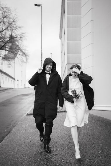 Authentische Winterhochzeit in Ålesund. Paarshooting im Regen & Sturm – echte Momente in Norwegens schönster Jugendstilstadt.