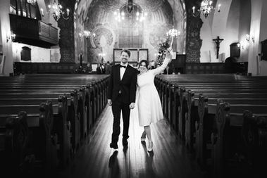 Authentische Winterhochzeit in Ålesund. Paarshooting im Regen & Sturm – echte Momente in Norwegens schönster Jugendstilstadt.