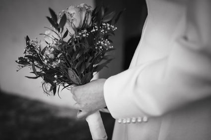 Authentische Winterhochzeit in Ålesund. Paarshooting im Regen & Sturm – echte Momente in Norwegens schönster Jugendstilstadt.