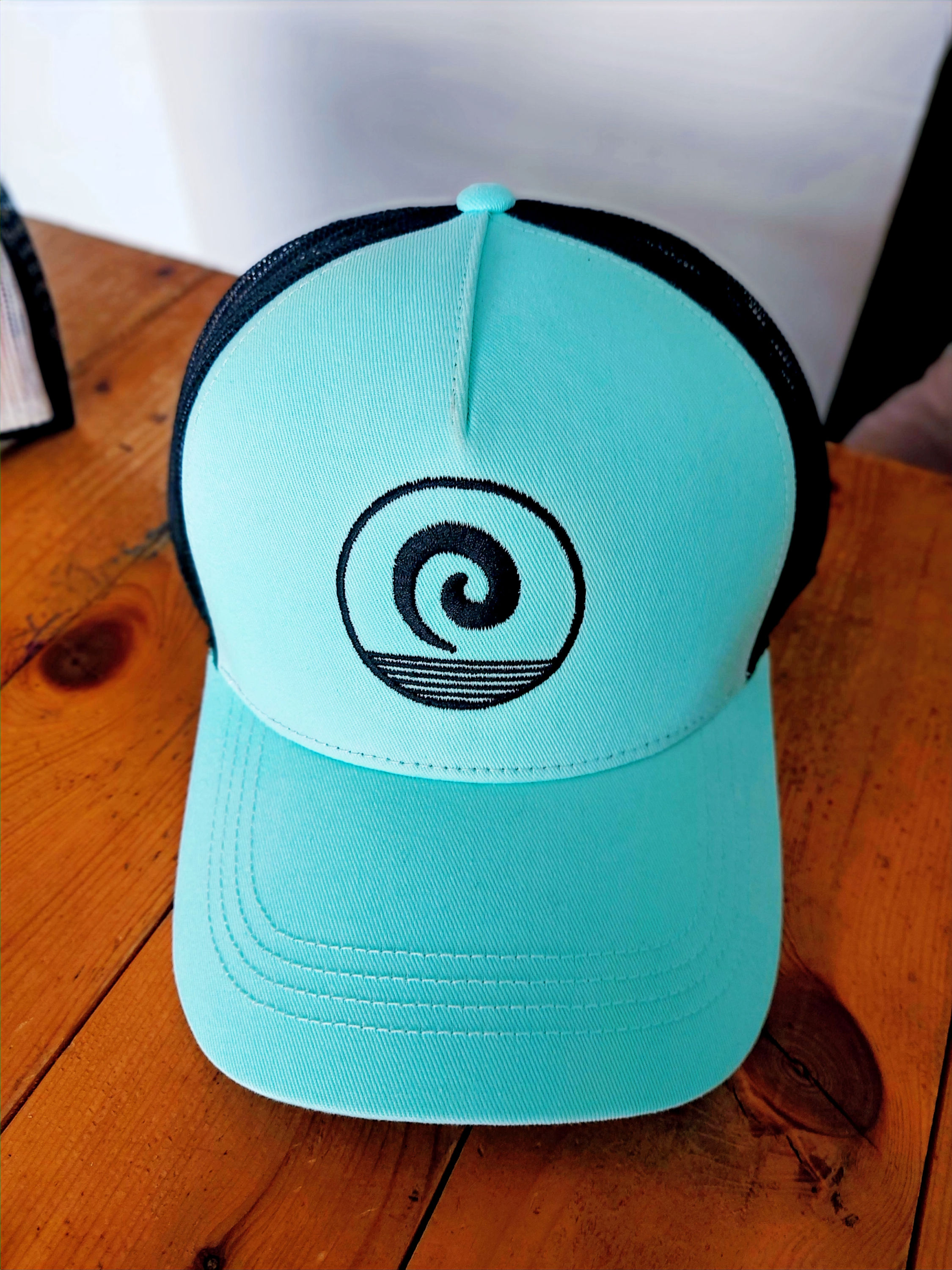 Gorra trucker azul cielo