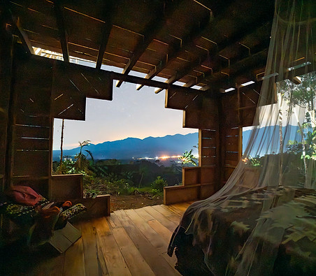 Vista desde una de las habitaciones privadas en la maloka en la selva colombiana