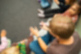 Lärare berättar saga på förskolan Saltkråkan i Västerås