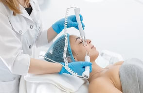 Hydrafacial cihazıyla siyah nokta temizliği yapılan cilt bakım seansı – Catmosfer Güzellik Kadıköy