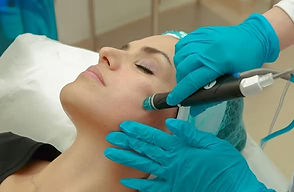 Hydrafacial başlığıyla yüz temizliği yapılan hijyenik cilt bakım ortamı