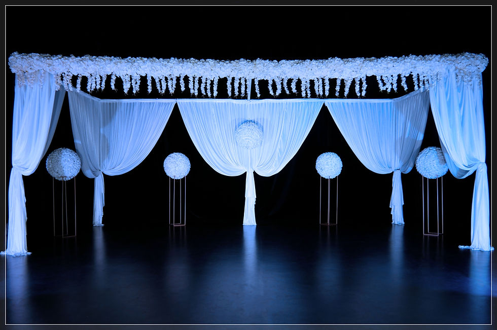 Miniature : Double Houppa en Voilage blanc et Boules de Fleurs