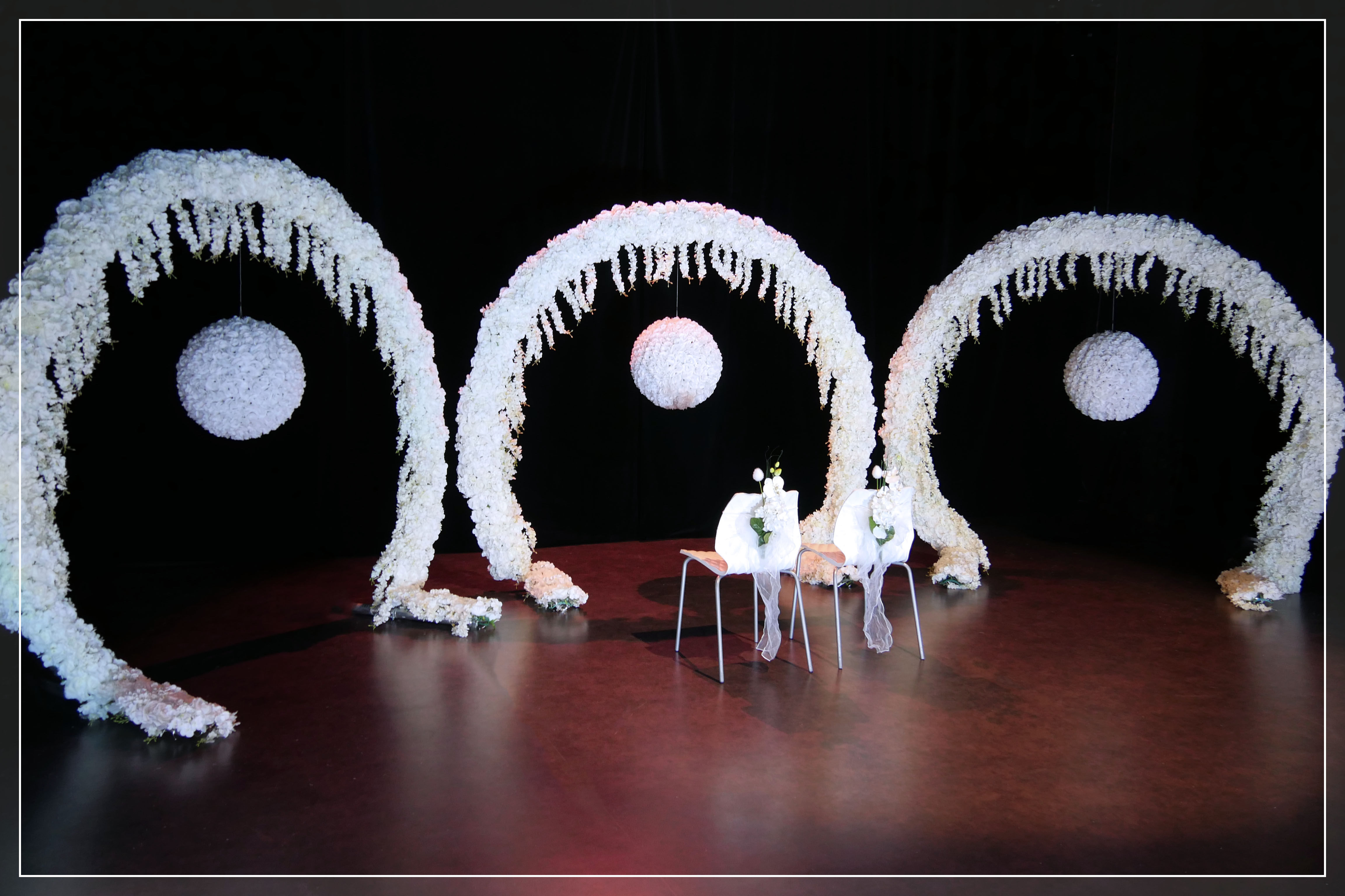 Trois arches fleuries ∅2,50m et Boule de fleurs