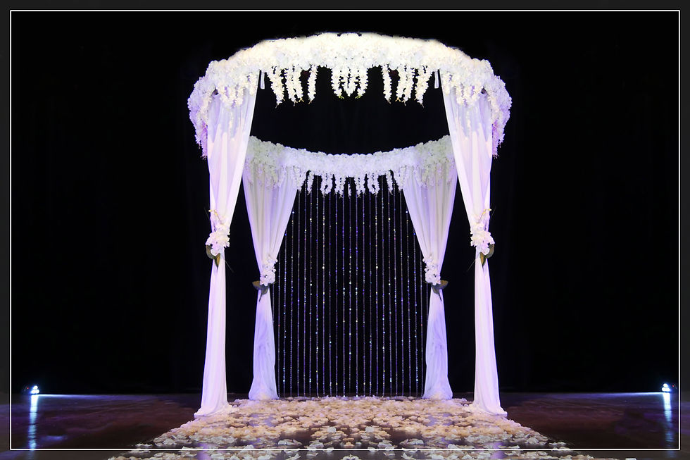 Miniature : Houppa ronde Ø2,50m surmontée de Fleurs et fond en Pampilles