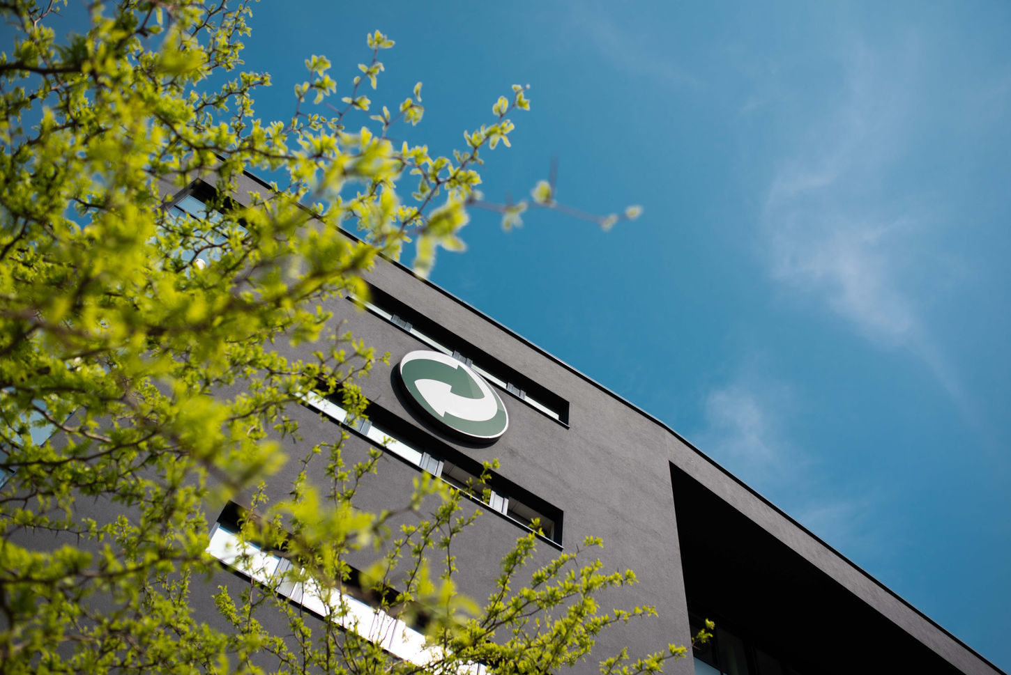 Außenaufnahme eines großen Bürogebäudes des Grünen Punkts, Immobilienfotografie