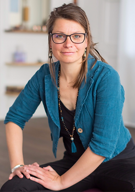 Anja Loewe Yoga im Atelier in Bauma