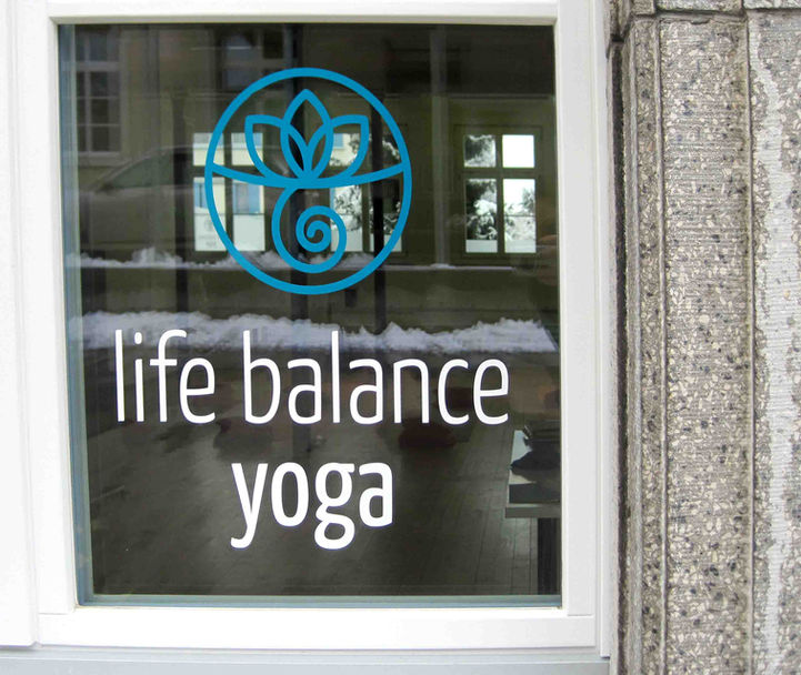 Fenster Beschriftung für das Yogastudio von Domenica Sette in Degersheim. Life Balance Domenica