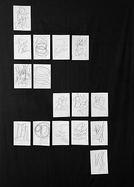 Kunstwerke auf weissem Papier schwarzer Text Linien Schrift