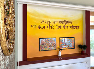 Wand Gestaltung und Bemalung mit Sanskrit Kalligraphie des Speisesaals. Yoga University Villeret