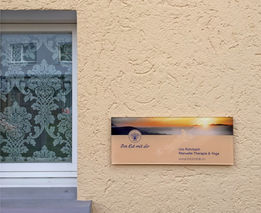 Praxis Beschriftung für Yogalehrer und Therapeut Urs Rohrbach aus Wald ZH. Im Logo mit Dir.