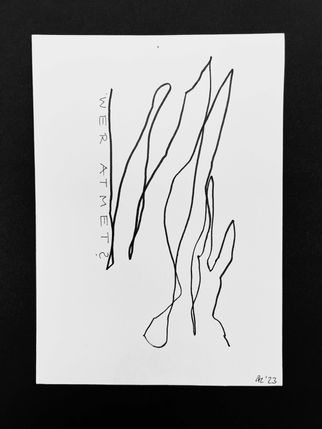 Kunstwerk schwarze Schrift auf weissem Papier Wer atmet?