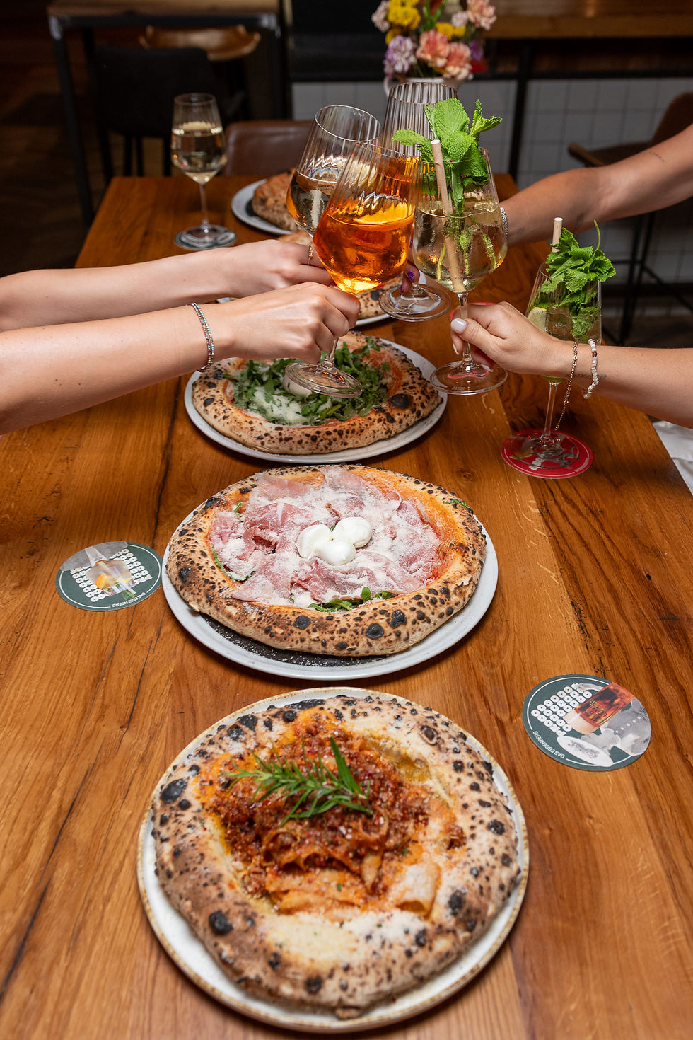 Pizzen am Tisch_Das Eggenberg.jpg