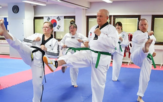 Tikkurilan-taekwondo-seniori-taekwondo-ryhmä_edited.jpg