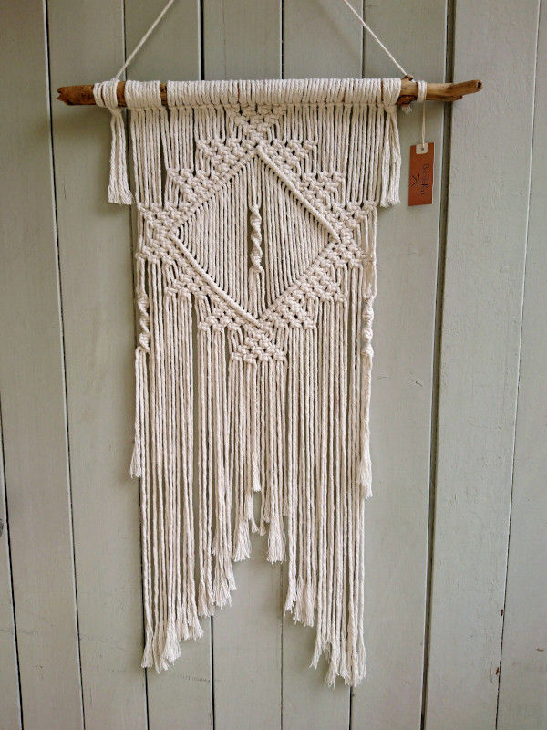 Makramee Wandbehang MANDA auf Treibholz