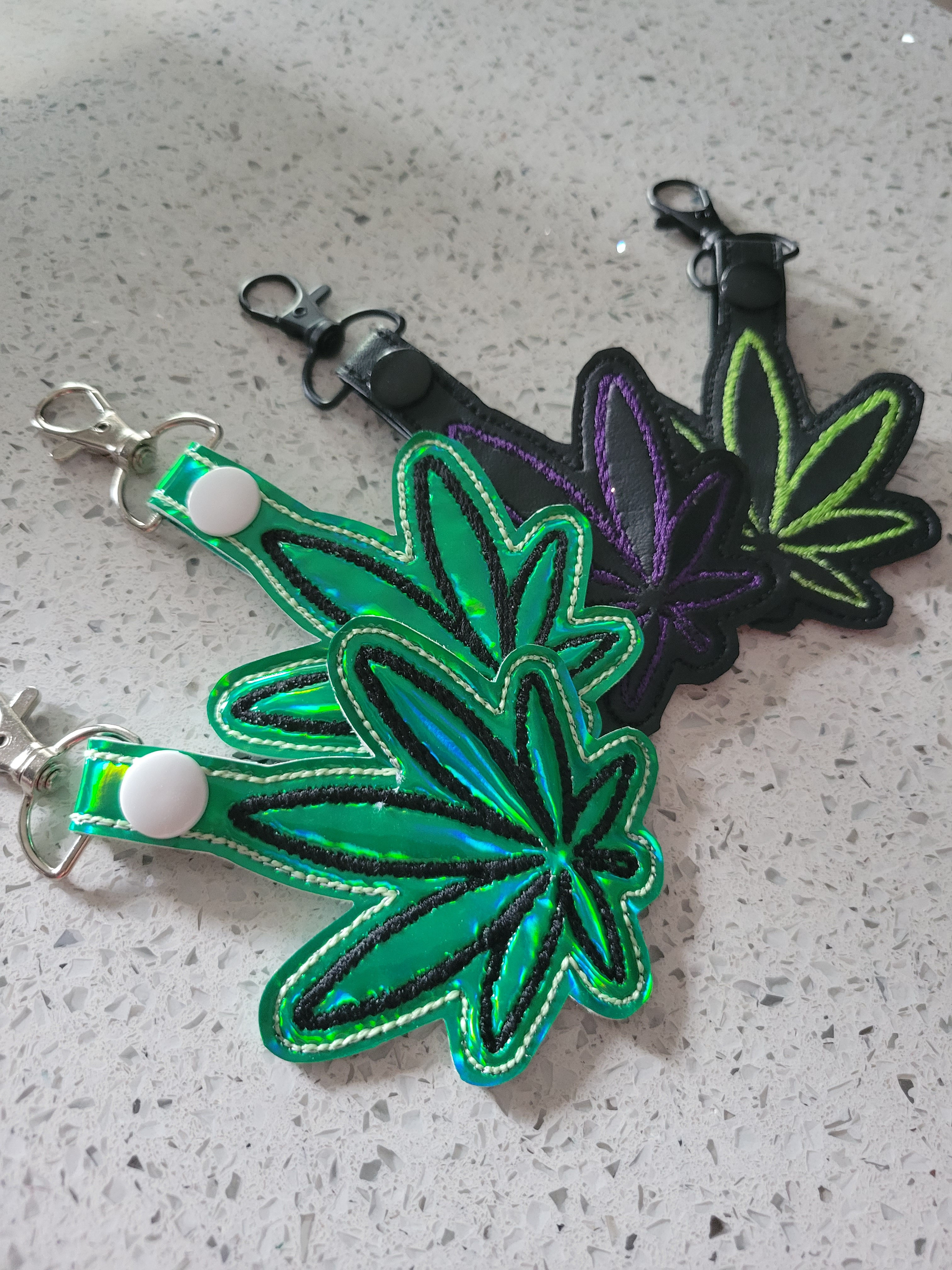 Weed leaf single