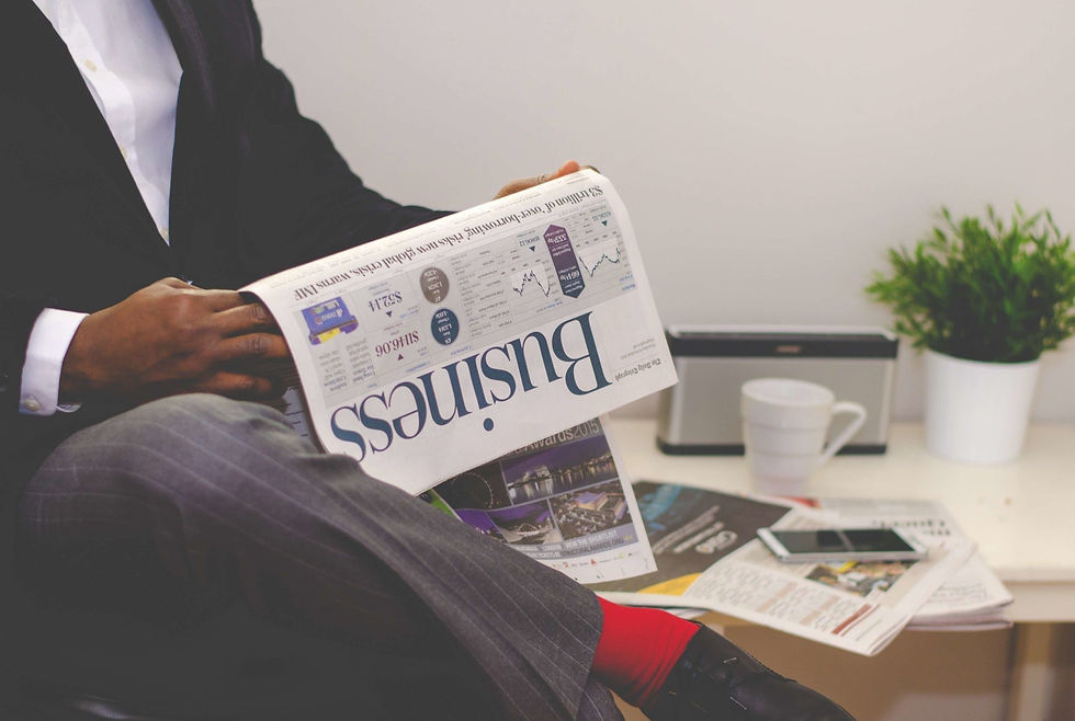 Un homme qui lit les actualités économiques et financières dans le journal