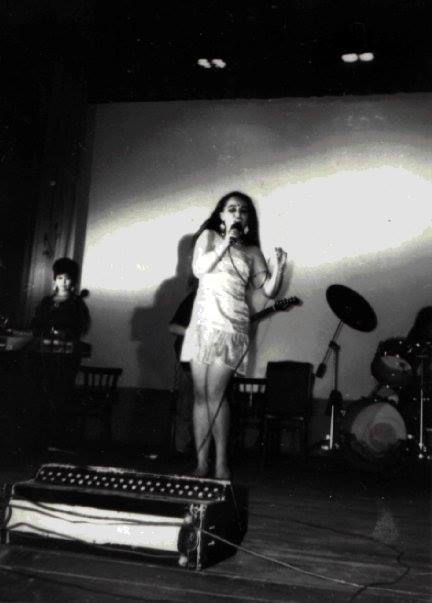 Natalya Podupeiko performs iconic Bollywood songs from “Disco Dancer” and “Dance Dance,” including “Jimmy Jimmy Ajaa Ajaa”, “Zoobi Zoobi,” and “Aa Gaya Aa Gaya,” in a live stage show.
Наталья Подупейко исполняет хиты Болливуда: «Zoobi Zoobi», «Jimmy Jimmy Ajaa Ajaa» и «Aa Gaya Aa Gaya» из фильмов «Диско Танцор» и «Танец Танец».