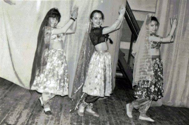 17-year-old Nalini (Natalya Podupeiko) leading a Bollywood dance rehearsal with her students in Astrakhan, early 1990s. 17-летняя Налини (Наталья Подупейко) на репетиции с ученицами по болливудскому танцу в Астрахани, начало 1990-х.