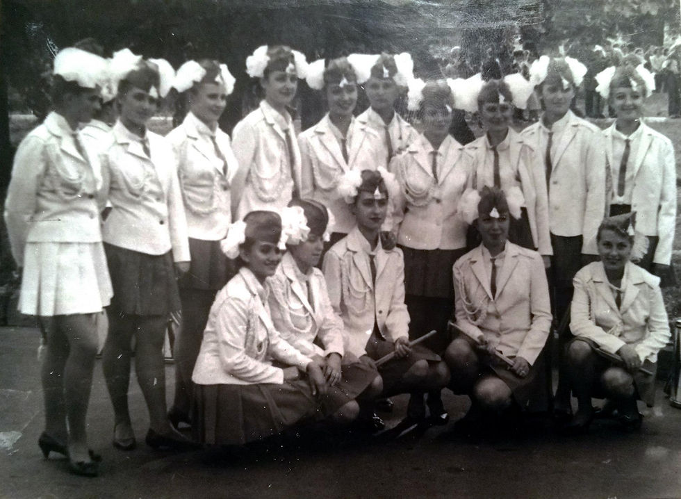 Chernihiv 1993, students of Nizhyn College of Culture.
Чернігів, 1993 рік, студенти Ніжинського коледжу культури