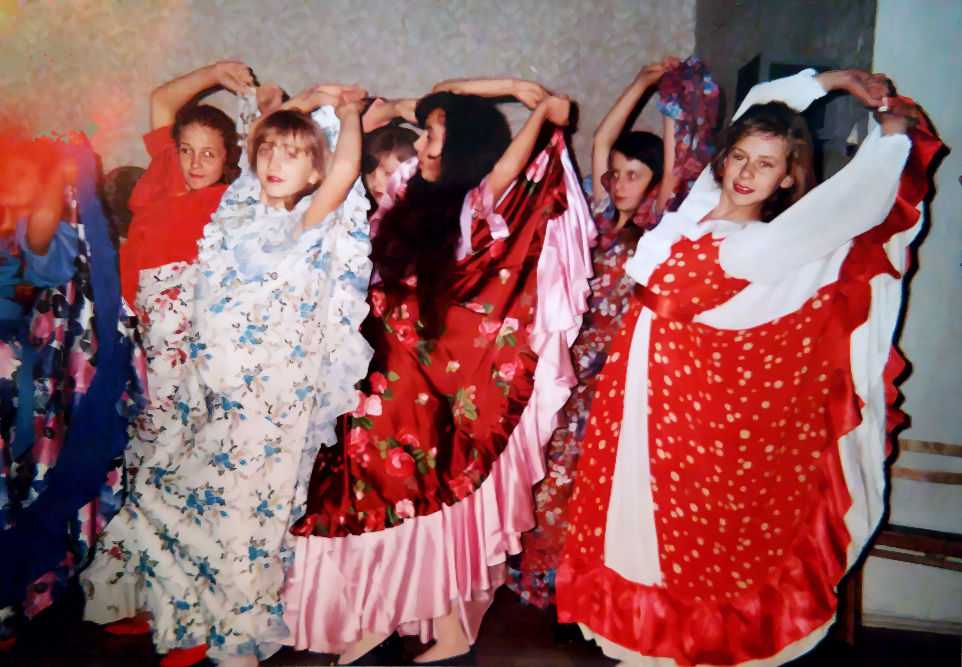 Natalya's children group with Romani dance style, 1996
Дитяча група Наталі з циганським танцем, 1996 рік